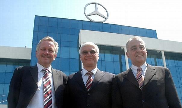 Dr. Joachim Schmidt, Chairman of the Board von Mercedes-Benz Indien, Dr. Wilfried Aulbur, Managing Director and CEO, und Prof. Dr. Eberhard Haller (von links), Member of the Board, vor dem neuen Werk. Foto: Auto-Reporter/Daimler